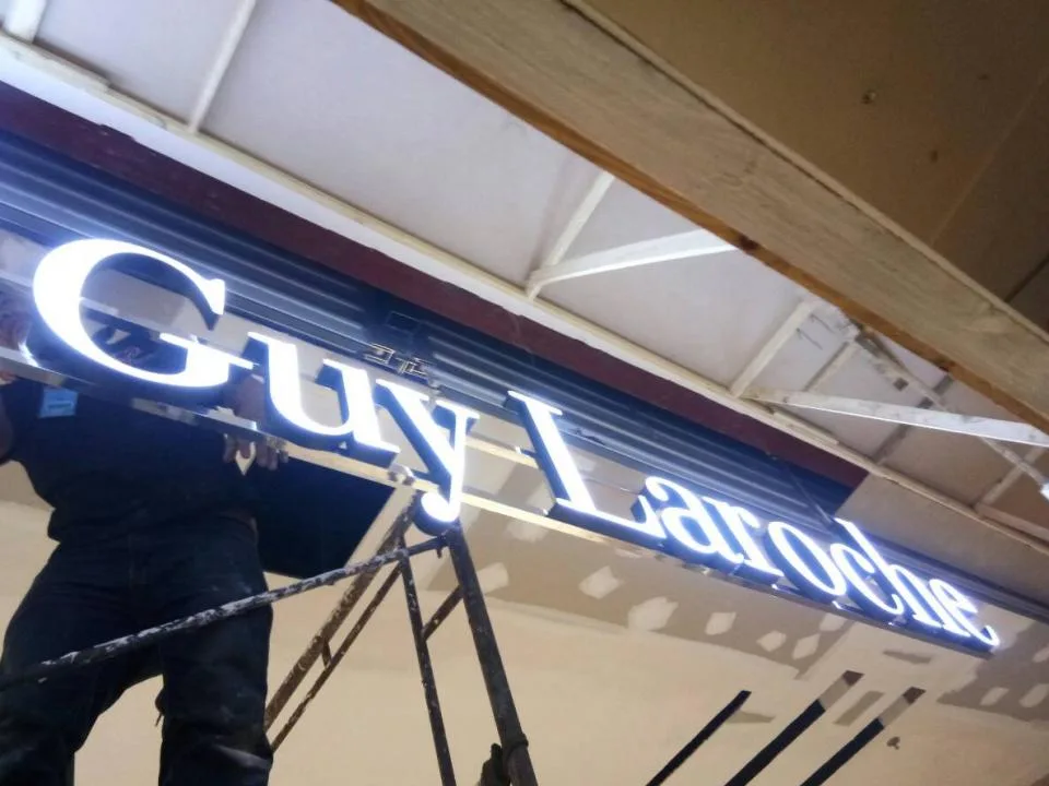ผลงานป้ายป้ายตัวอักษรไฟออกหน้า Guy Laroche