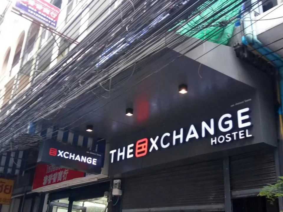 ผลงานป้ายป้ายตัวอักษรไฟออกหน้า The Exchange Hostel